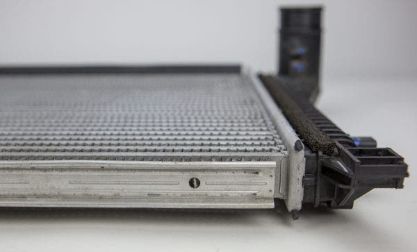 Due to the tightly packed group of heat exchangers, this unit is only about an inch thick, meaning it's susceptible to heat soak.